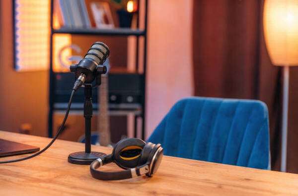 Auriculares y equipo de audio en un ambiente ordenado y luminoso